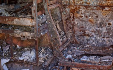 Ukrayna, Mykolaiv - 11 Ekim 2023: Rusya Federasyonu zırhlı aracı Yanmış askeri araç Mykolaiv sokaklarında