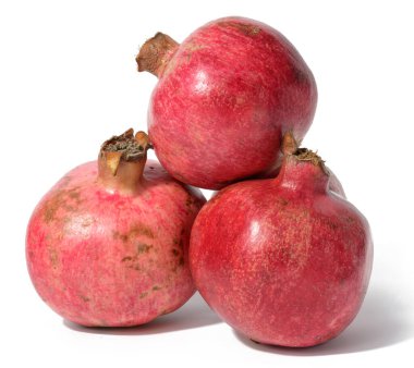 Beyaz zemin üzerinde olgun kırmızı narlar