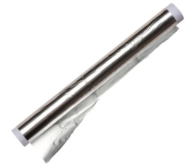 Beyaz arka planda yemek pişirmek ve ambalaj yapmak için gri folyo rulosu, kapatın