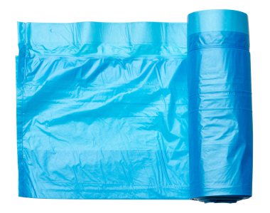 Beyaz arka planda ipleri olan mavi plastik çöp torbaları, kapatın.