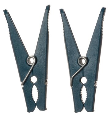 İzole edilmiş arka planda iki mavi plastik mandal