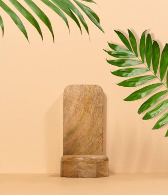 Kahverengi ahşap tezgah bej bir arka planda, kozmetik ürünleri ve ürünleri sergilenecek bir yer, kopyalama alanı