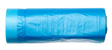 Beyaz arka planda ipleri olan mavi plastik çöp torbaları, kapatın.