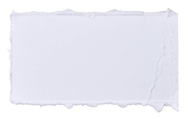 İzole edilmiş arkaplanda yırtık kenarları olan dikdörtgen beyaz karton parçası