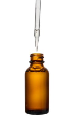 Beyaz izole edilmiş arka planda damlatıcısı olan cam kahverengi bir şişe, kozmetik ürünleri için bir kap.. 