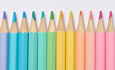 Beyaz arka planda çok renkli tahta kalemler.