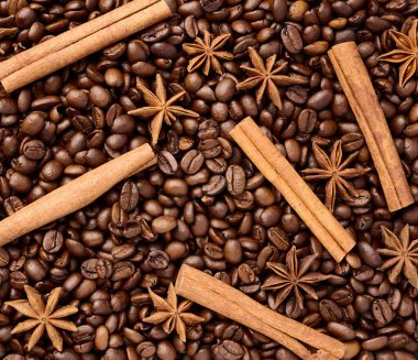 Kavrulmuş kahve çekirdekleri, tarçın çubukları ve yıldız anason, tam çerçeve.