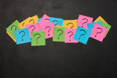 Çıkartmalara soru işaretleri çizilmiş, siyah arkaplan. Gerçeği aramak ve soruları cevaplamak.