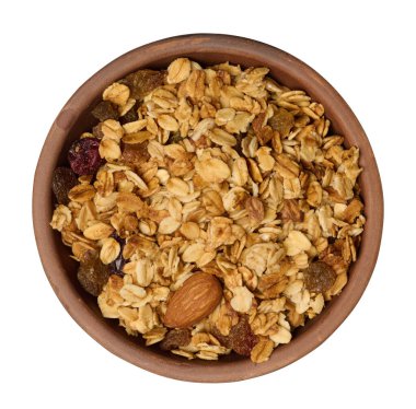 Yulaf ezmesi, kuru üzüm, kaju ve badem. Yuvarlak tabakta granola, üst manzara