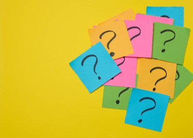 Çıkartmalara soru işaretleri çizilmiş, sarı arka plan. Gerçeği aramak ve soruları cevaplamak.