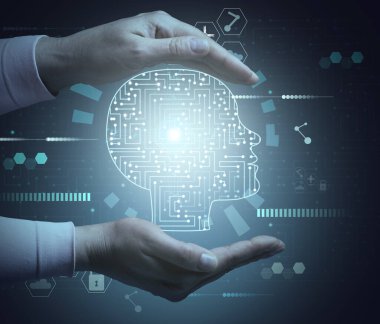 Çeşitli görevlere yapay zeka öğretme kavramı, insan zihinsel emeğinin yerini alıyor. Kadın elinin üstünde bağlantıları olan parlak bir hologram var.