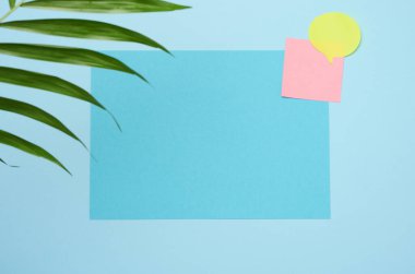 Mavi arkaplanda boş dikdörtgen kağıt sayfası, boşluğu kopyala