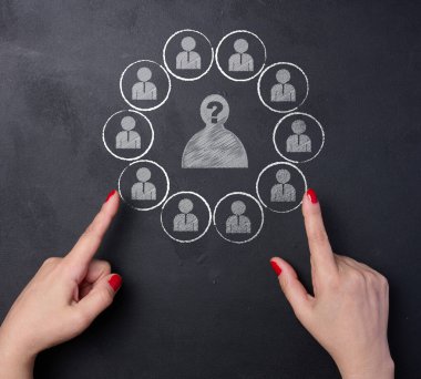 Personel alımı konsepti, yetenekli çalışanları aramak. Tebeşir çizilmiş işçi simgeleri siyah tebeşir tahtasında