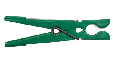 İzole edilmiş arkaplanda yeşil plastik mandallar, kapatın.