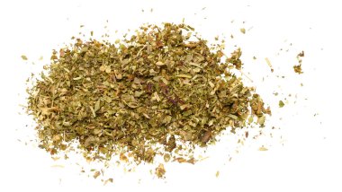 Kurumuş fesleğen yaprakları ve izole arka planda güneşte kurutulmuş domatesler.