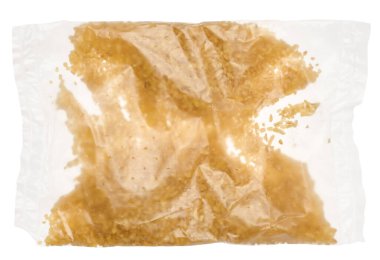 Selofan şeffaf bir torba içinde çiğ bulgur taneleri izole bir arka planda, kapalı