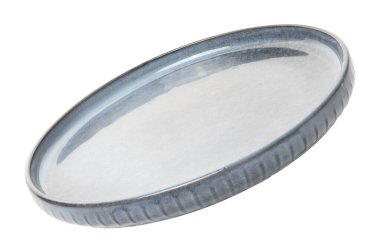 Boş mavi yuvarlak seramik plaka izole edilmiş arkaplanda bir açıyla