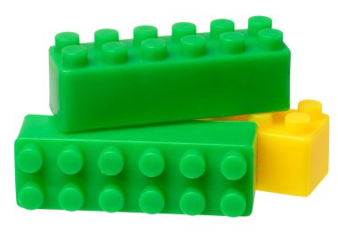 Yeşil ve sarı plastik yapı parçaları izole arkaplanda