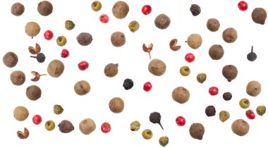 Aromatik biber, beyaz yalıtılmış arka planda siyah ve kırmızı biber, mutfak baharatları.