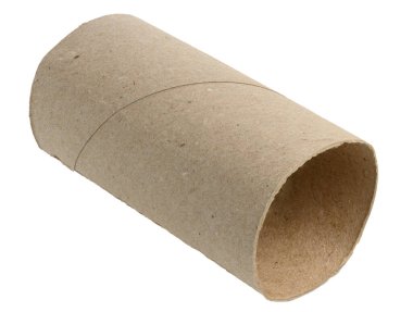 İzole edilmiş arka planda bitmiş tuvalet kağıdından kahverengi kağıt tüp.