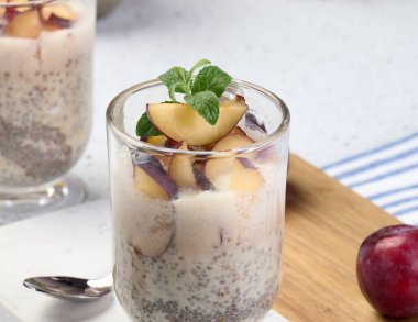 Bir bardak chia tohumu ve yoğurt, erikli.
