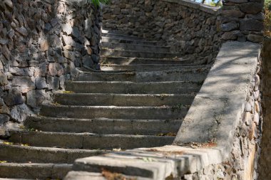 Stone caddede yürüyor, yaz günü.