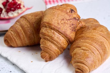 Beyaz masada pişmiş kruvasan, kahvaltı.