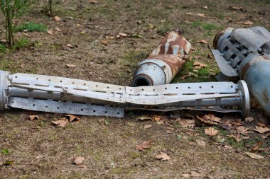 220 mm 'lik roketin kuyruk kısmı. Mykolaiv' deki bir çiçeklikte Uragan roket ateşleme sistemi için.