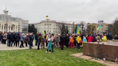 Ukrayna, Kherson - 13 Kasım 2022: Ukrayna bayraklı vatandaşlar Rus işgalinden kurtuluşu kutlamak için meydana geldiler