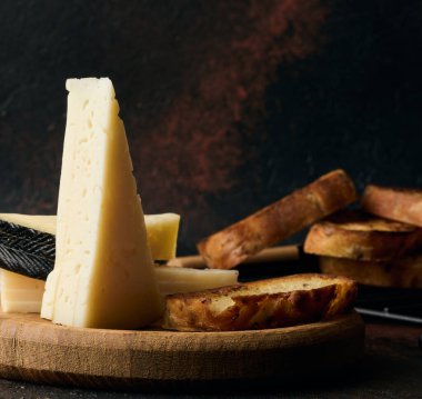 Tahtadaki üç köşeli peynir.