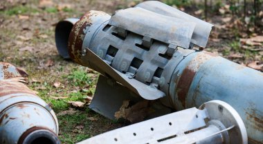 220 mm 'lik roketin kuyruk kısmı. Mykolaiv' deki bir çiçeklikte Uragan roket ateşleme sistemi için.