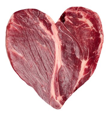 Tecrit edilmiş arka planda, kalp şeklinde çiğ biftek Chuck göz devirme