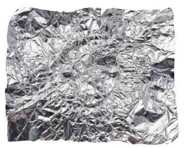 Beyaz yalıtılmış bir arkaplanda buruşuk gri folyo parçası, kapat