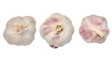 İzole edilmiş arka planda üç baş sarımsak.