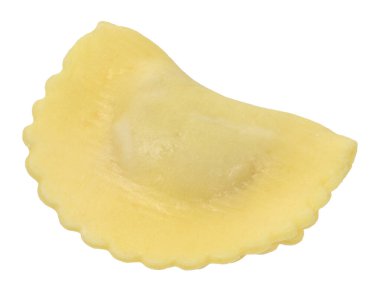 Soyutlanmış arka planda jambonlu çiğ ravioli, yakın plan.