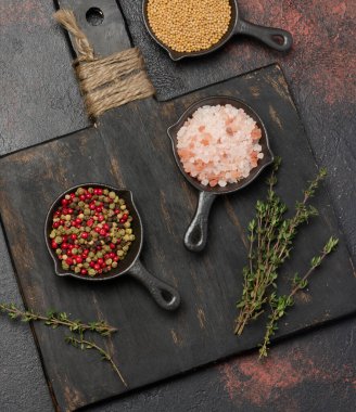 Himalaya tuzu, biber ve hardal tohumları mutfak masasında.