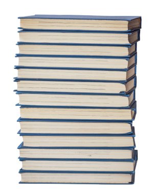 İzole edilmiş arkaplanda mavi bir kapakta kitap yığını