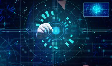 Yapay zekayı yetiştirme süreci büyük miktarda veri yükleyerek, arka planda çipi olan bir adam