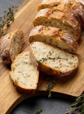 Keten tohumlu dilimlenmiş baget.