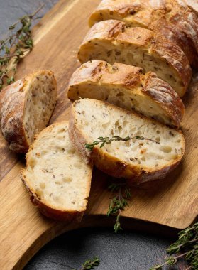 tahta bir tahta üzerinde ekmek dilimlenmiş somun