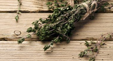 Tahta masadaki kekik filizleri, üst manzara.