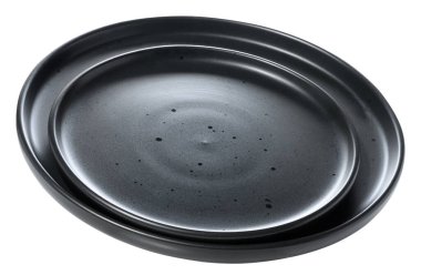 Boş siyah seramik yuvarlak plaka izole edilmiş arkaplanda bir açıyla