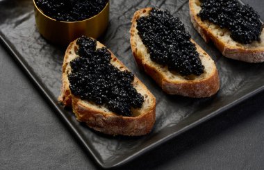 Siyah masa üzerinde siyah havyar, üst manzara.