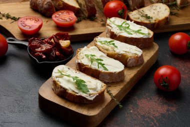 Ciabatta parçalarına sürülmüş krem peynir ve roka yapraklarıyla süslenmiş, aperatif.