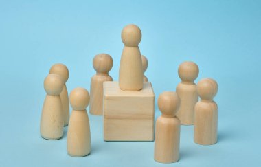 Mavi arka planda tahtadan erkek figürleri. Halka hitap konsepti, liderlik ve tartışma. Ekip bir fikir etrafında birleşiyor, işbirliği.