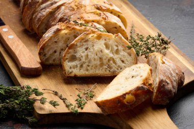 Tahtada dilimlenmiş ekmek.