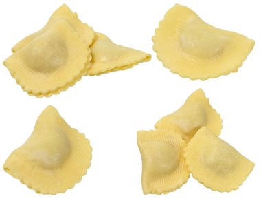 Soyutlanmış arka planda jambonlu çiğ ravioli, yakın çekim. Ayarla