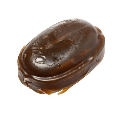 İzole edilmiş arkaplanda oval karamel şekerlemeler