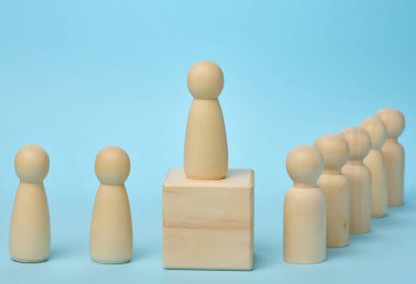 Mavi arka planda tahtadan erkek figürleri. Halka hitap konsepti, liderlik ve tartışma. Ekip bir fikir etrafında birleşiyor, işbirliği.