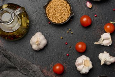 Baharatlı siyah masa, kırmızı vişneli domates ve hardal tohumu.